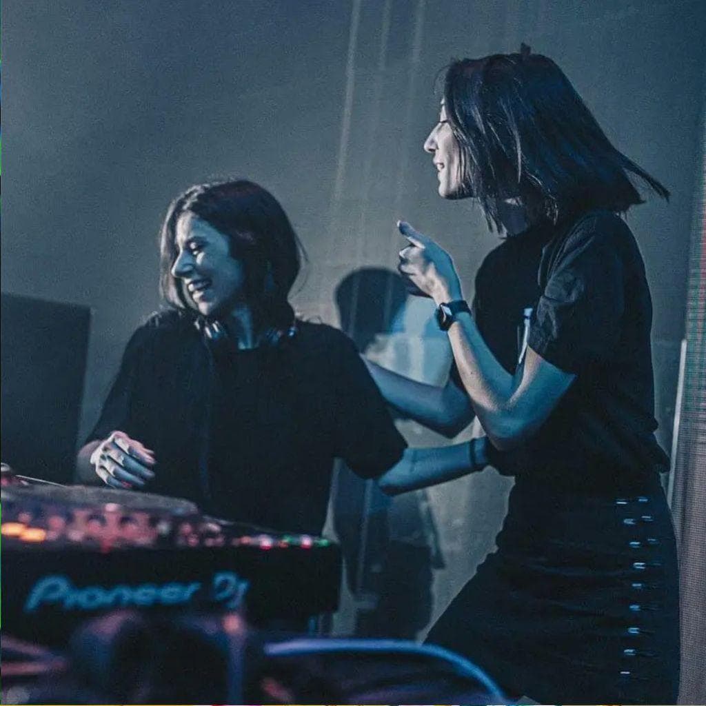 Mulheres na Música Eletrônica: Quem Abriu Caminho e Quem Brilha Hoje