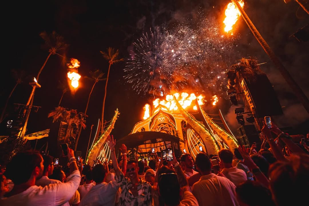 Fogos e chamas sobre o palco na noite da virada